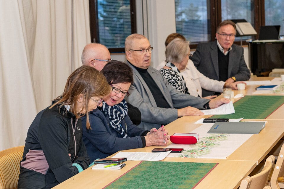 Sotkamolaiset piirikokousedustajat Päivi Meriläinen (vas.), Tiina Haimila-Ala-Kalhunmaa, Matti Härkönen ja puheenjohtaja Reijo Huovinen syyskokouksessa. Pöydän päässä piirin uusi puheenjohtaja Matti Kivijärvi.