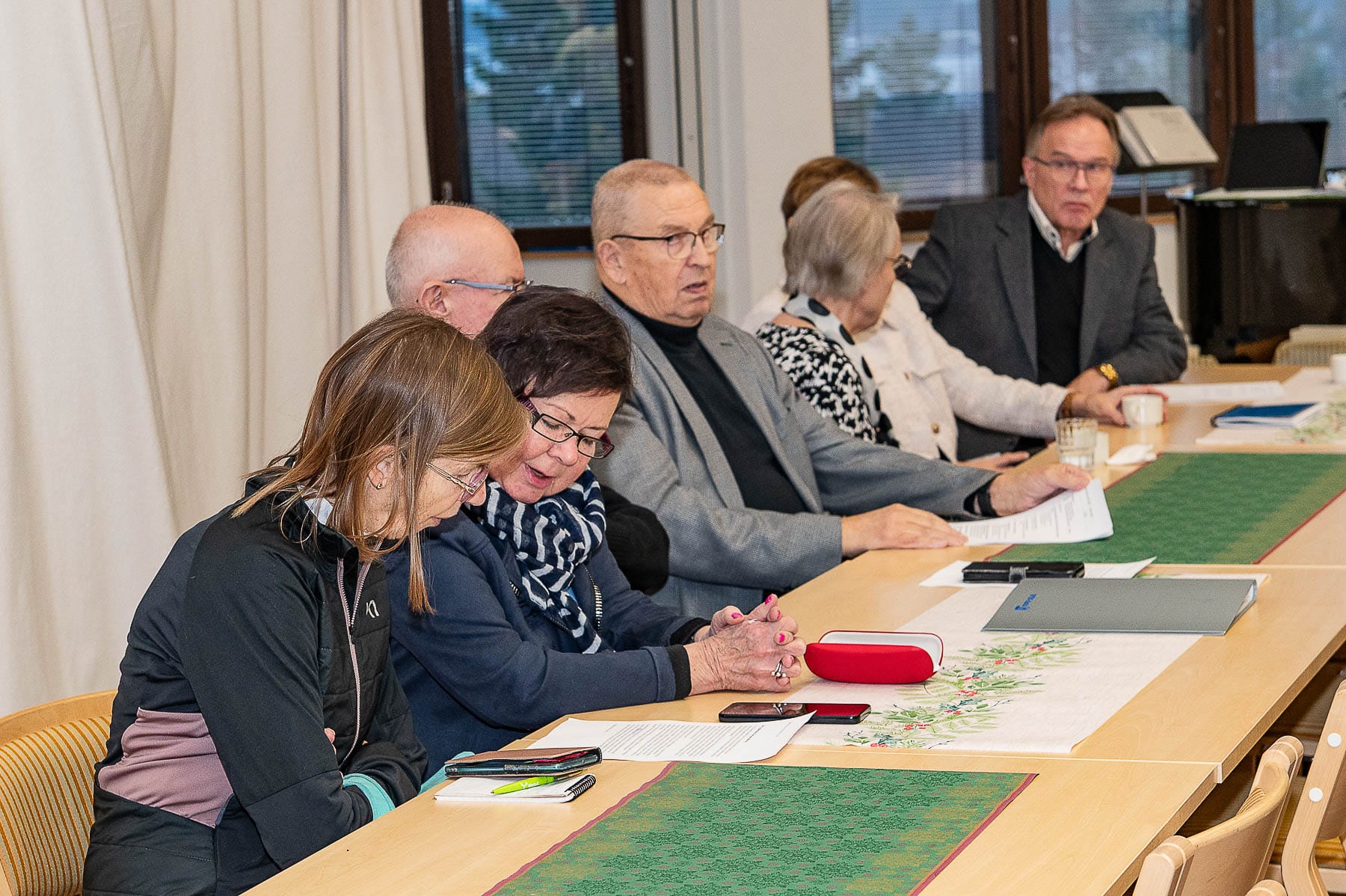Sotkamolaiset piirikokousedustajat Päivi Meriläinen (vas.), Tiina Haimila-Ala-Kalhunmaa, Matti Härkönen ja puheenjohtaja Reijo Huovinen syyskokouksessa. Pöydän päässä piirin uusi puheenjohtaja Matti Kivijärvi.