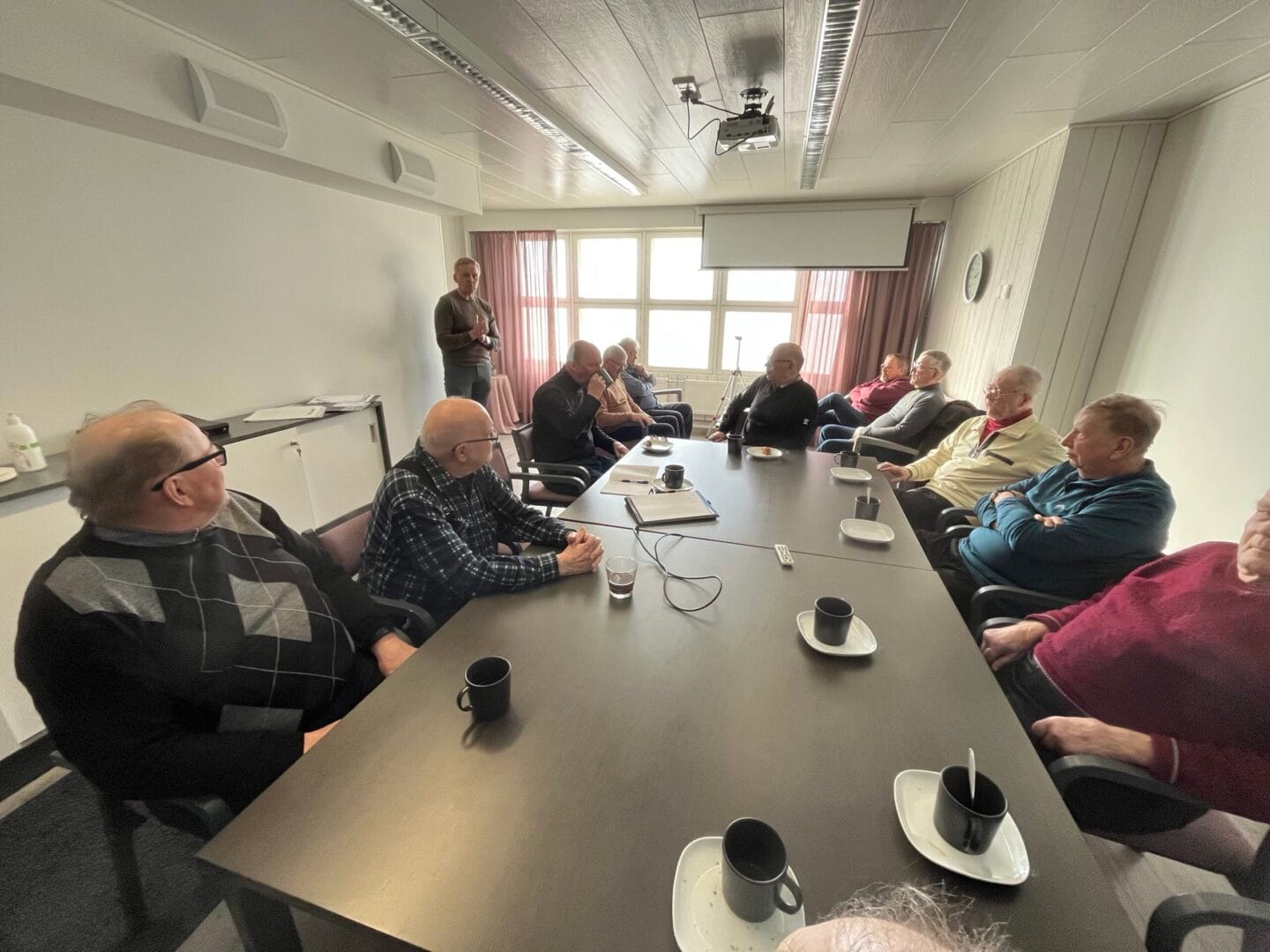 Äijät tarinoivat parillisen viikon keskiviikkoina ravintola Kämpän kabinetissa kello 14 - 16.