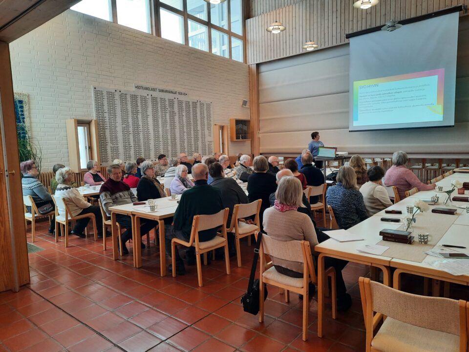 Paljon porukkaa kuuntelemassa mielenkiintoisesta aiheesta.