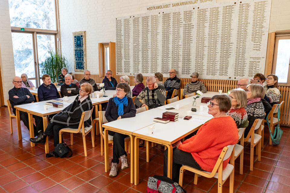 Pakkasesta huolimatta maanantaikerhoon oli saapunut melkoinen joukko EL Sotkamon jäseniä.