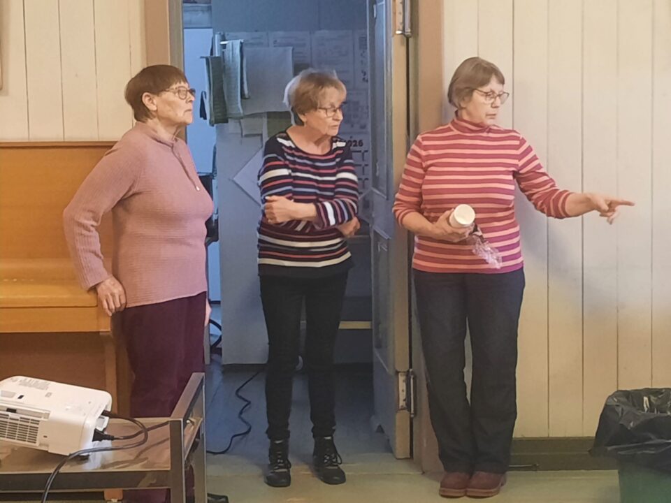 Keittiövuorolaiset laittoivat kahvit tarjolle kerhoon tulijoille.