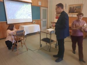 Kirkkoherra Heikki Nissinen tuli pitämään alkupuheen ja laulattamaan muutaman virren.